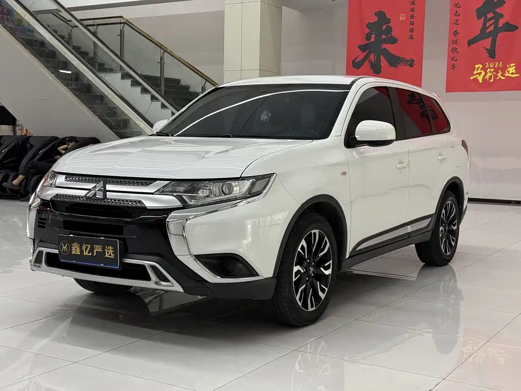 Mitsubishi Outlander 2021 — фото 1