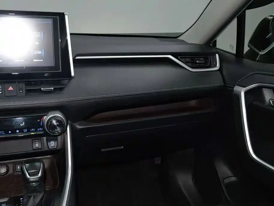 Toyota RAV4 2019 — фото 16