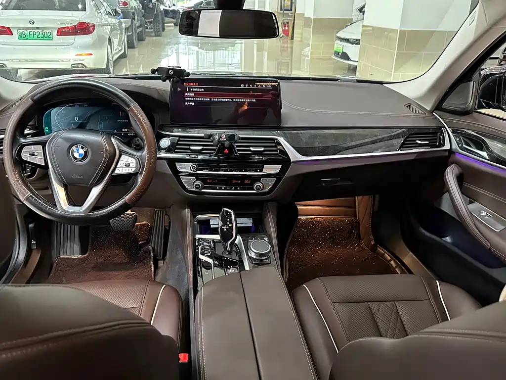 BMW 5 Series 2021 — фото 10