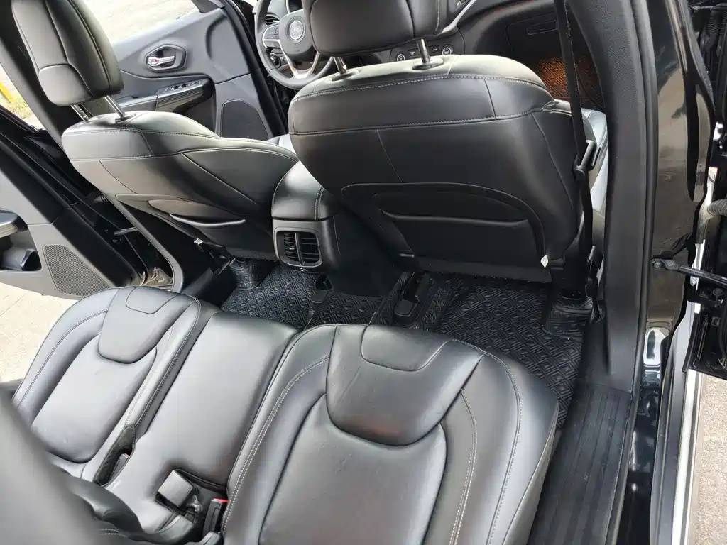 Jeep Cherokee 2016 — фото 12