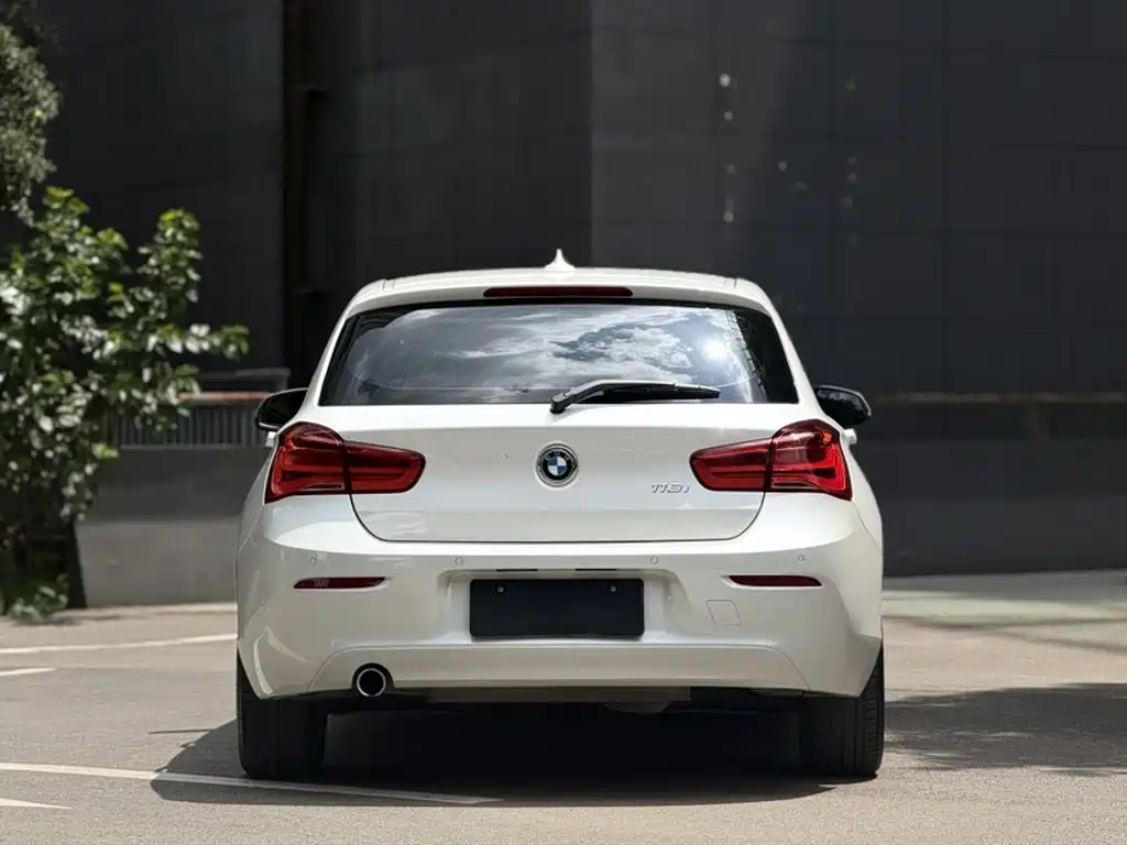 BMW 1 Series 2018 — фото 11