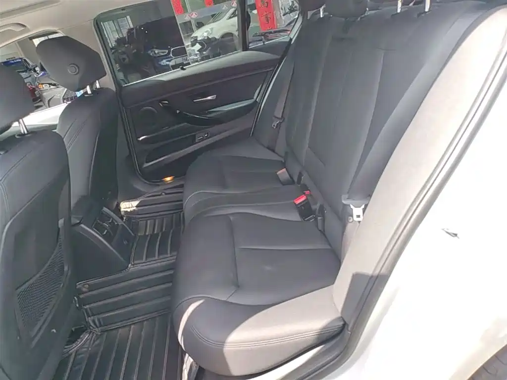 BMW 3 Series 2018 — фото 17