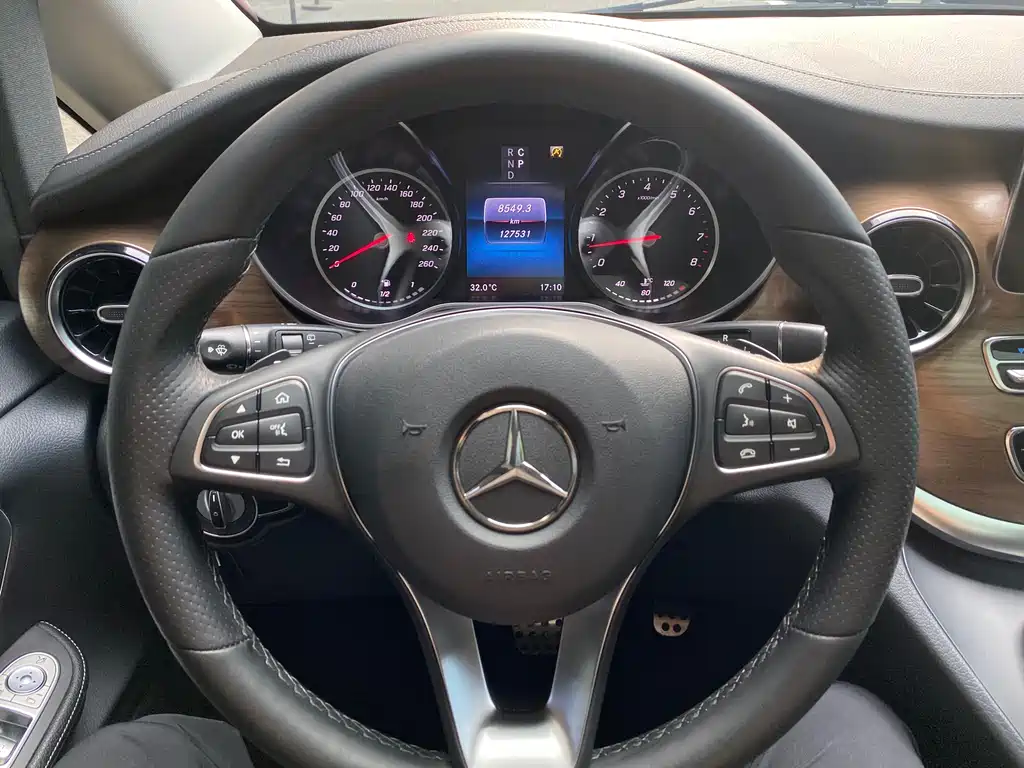 Mercedes-Benz V-Class 2023 — фото 23