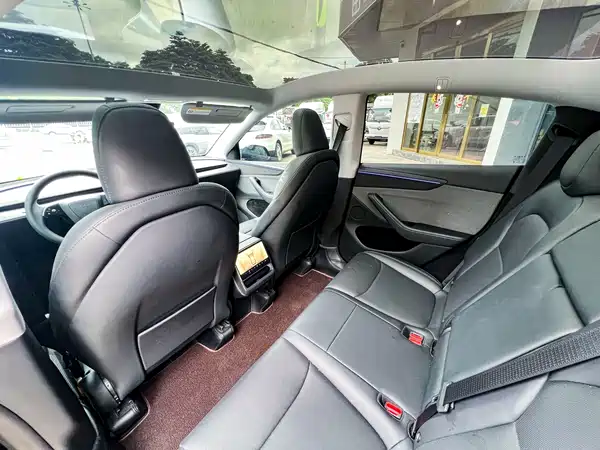 Tesla Model Y 2025