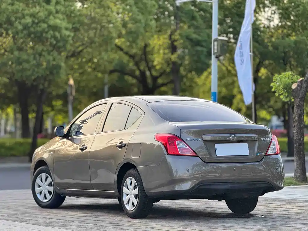 Nissan Sunny 2015 — фото 9