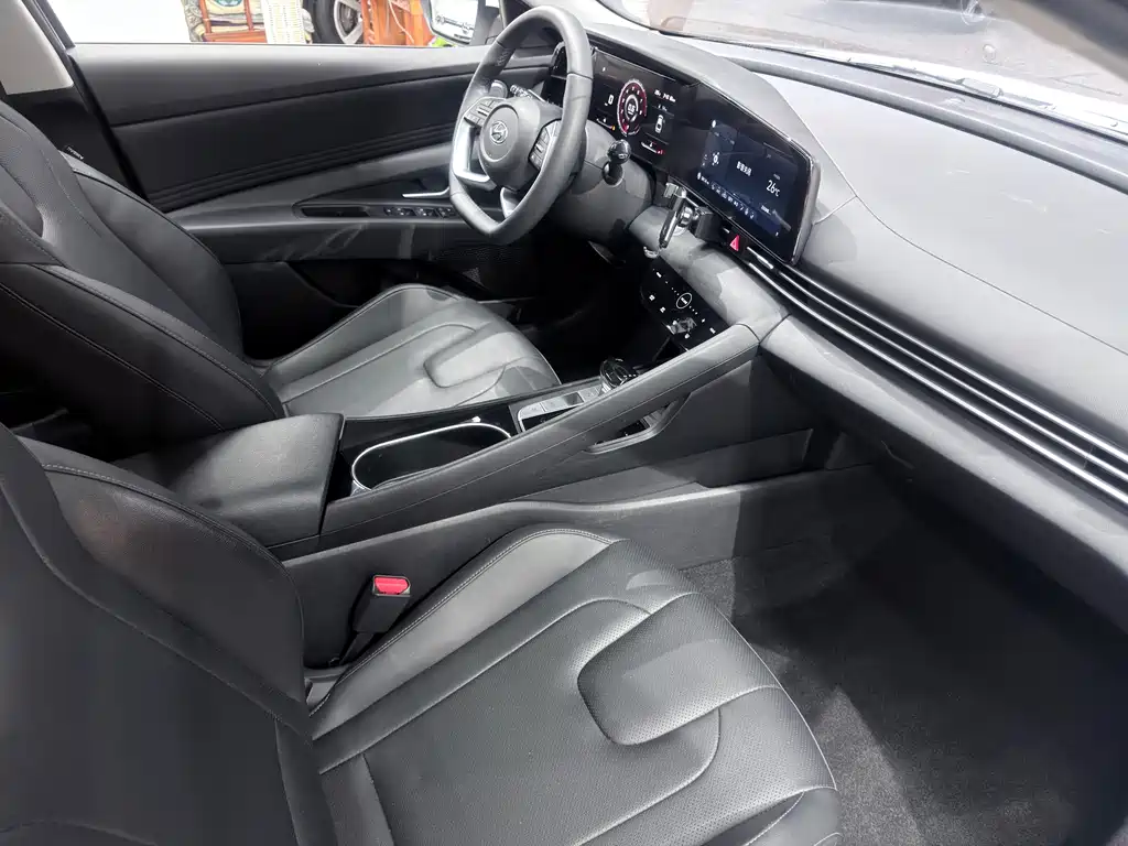 Hyundai Elantra 2022 — фото 16