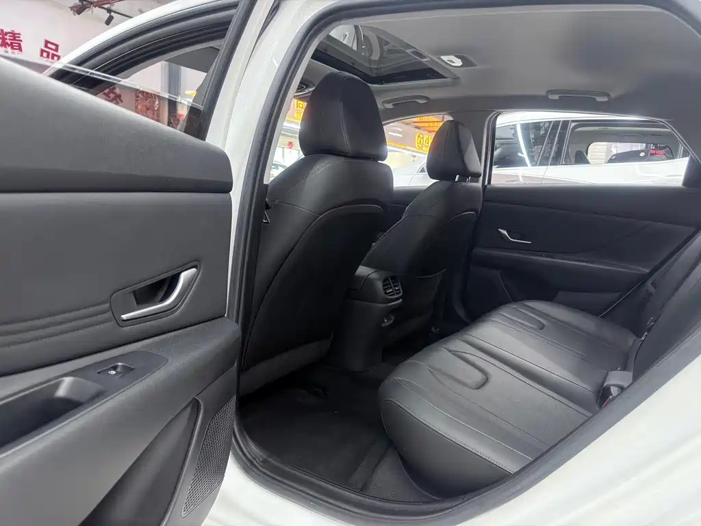Hyundai Elantra 2022 — фото 23