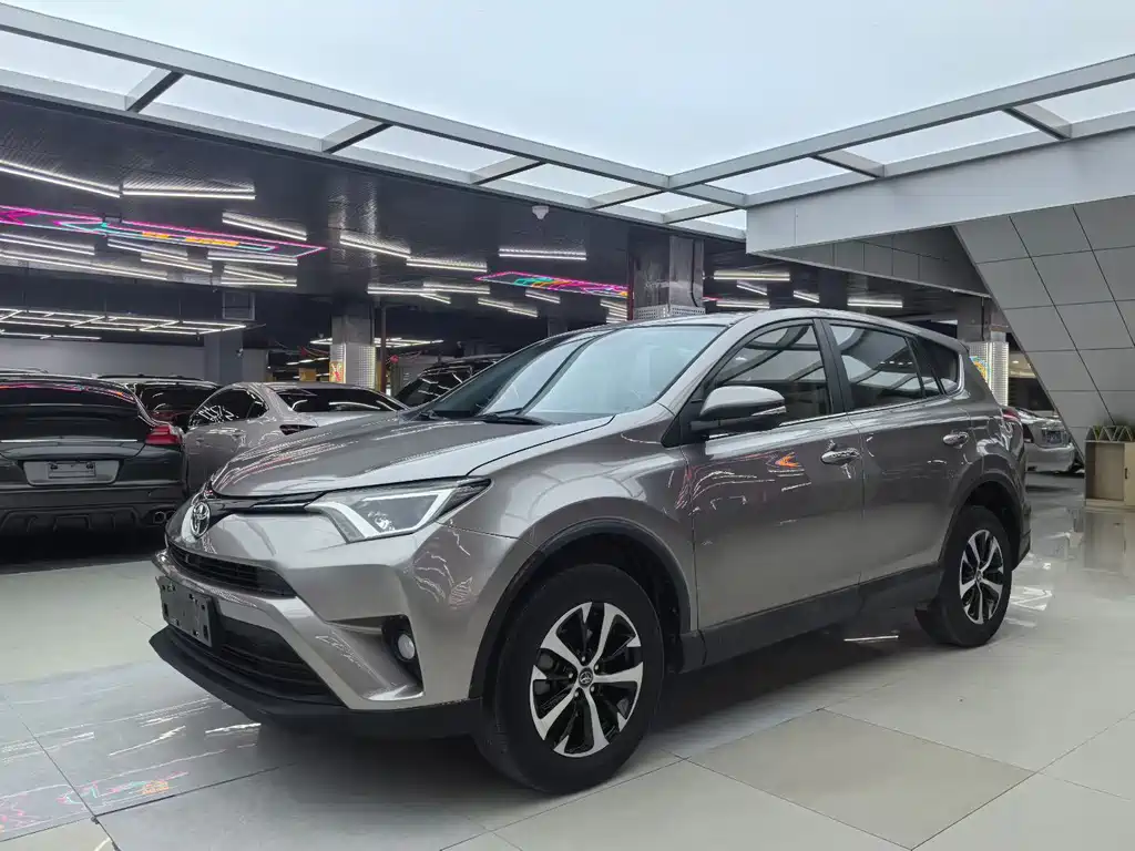 Toyota RAV4 2018 — фото 2