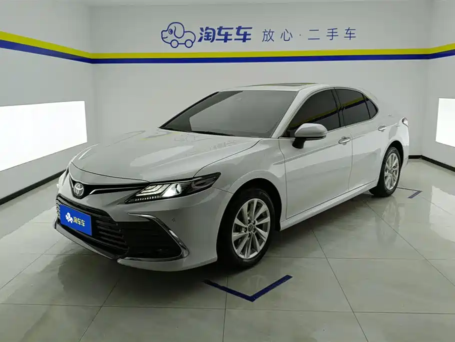 Toyota Camry 2023 — фото 1