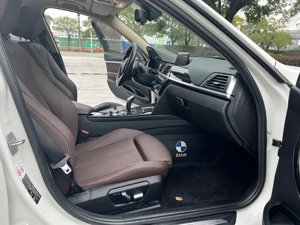 BMW 3 Series 2018 — фото 17