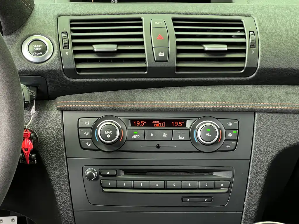 BMW 1 Series M 2012 — фото 19
