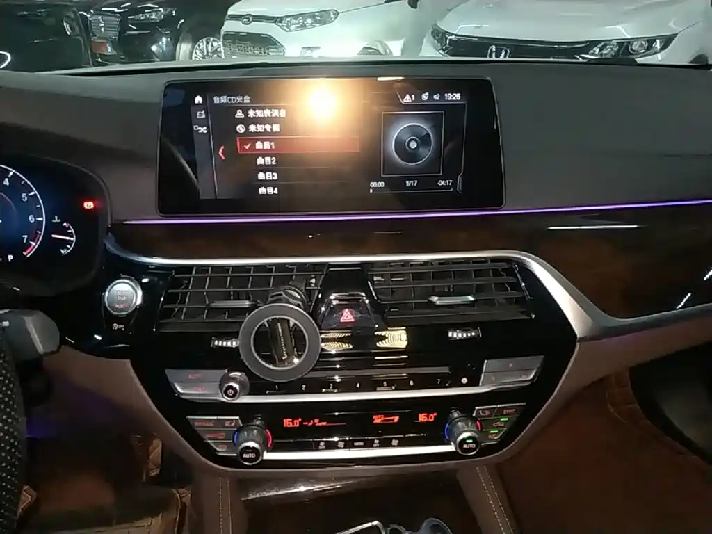 BMW 5 Series 2019 — фото 13
