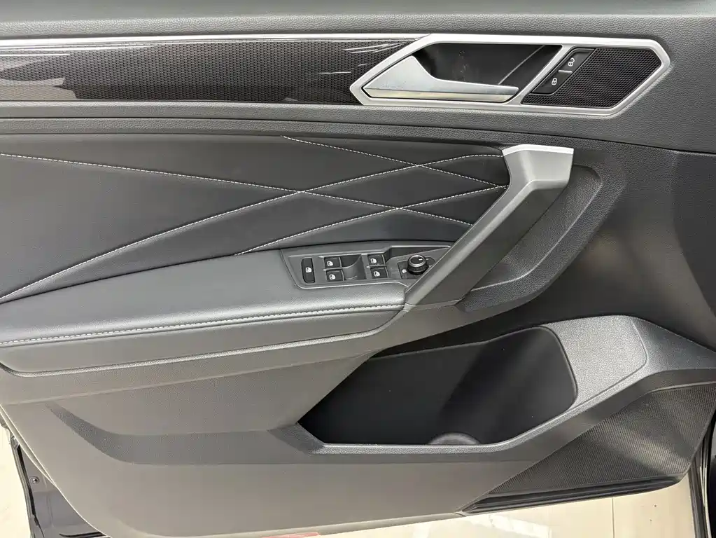 Volkswagen Tiguan L 2023 — фото 7