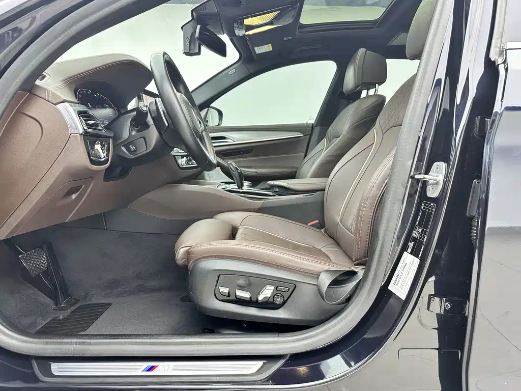 BMW 5 Series 2019 — фото 16