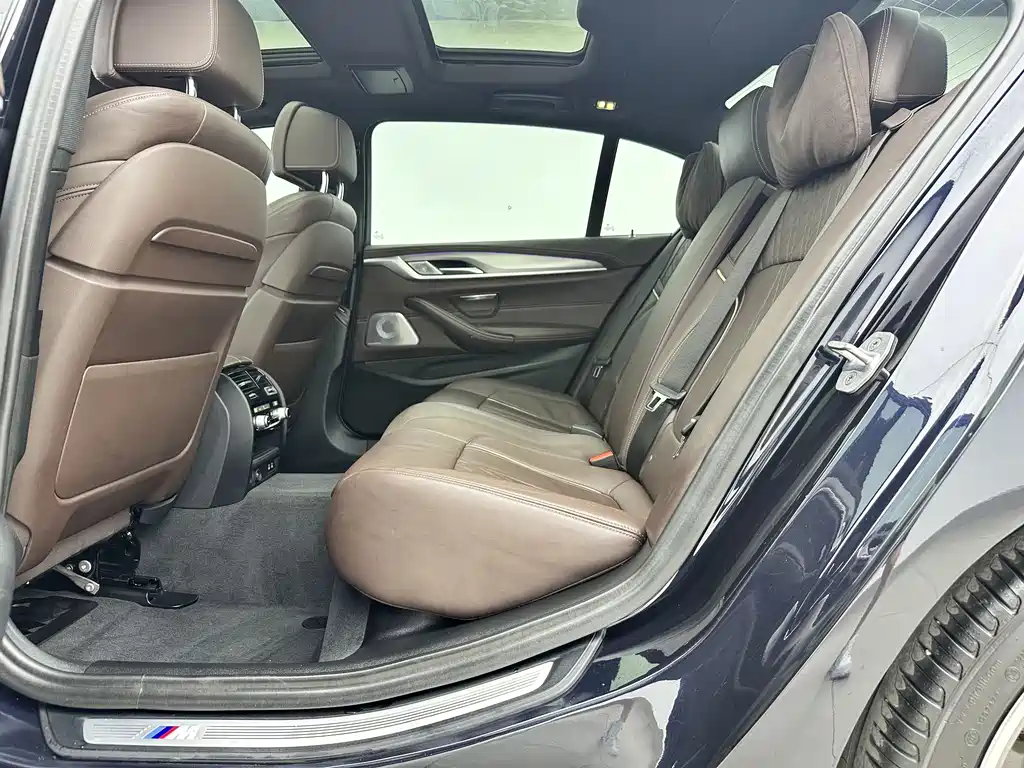 BMW 5 Series 2019 — фото 14