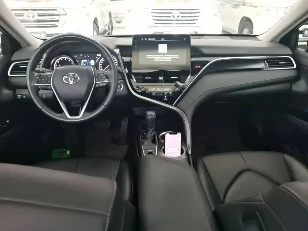 Toyota Camry 2023 — фото 10