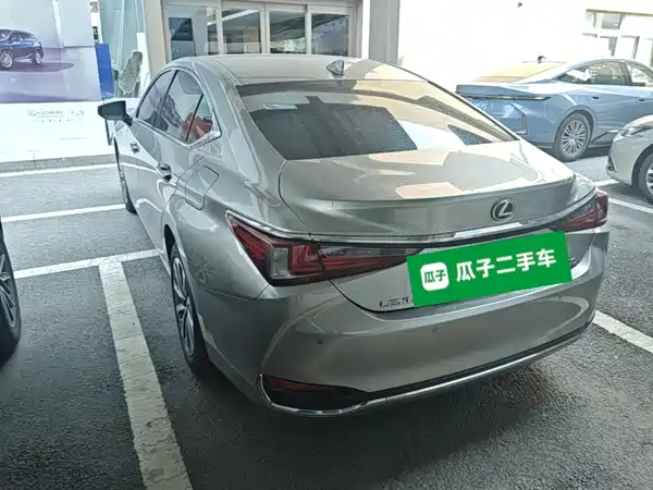 Lexus ES 2023