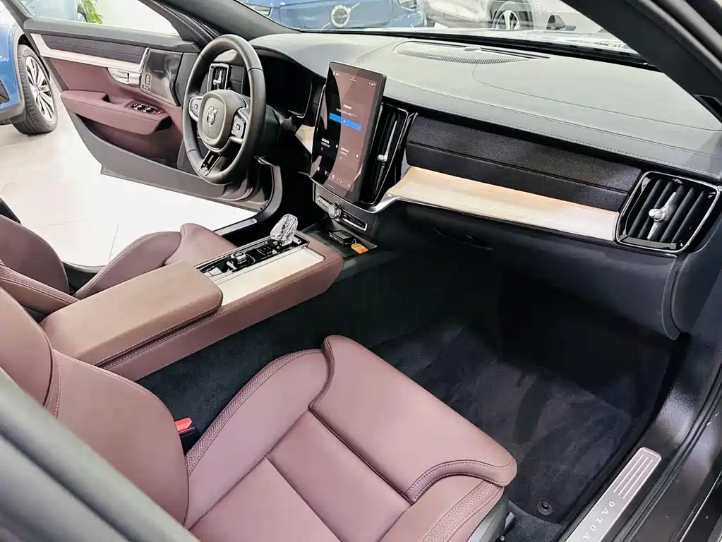 Volvo S90 Plug-In Hybrid 2026 — фото 11