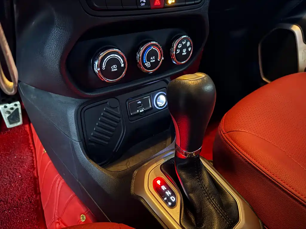 Jeep Renegade 2019 — фото 10