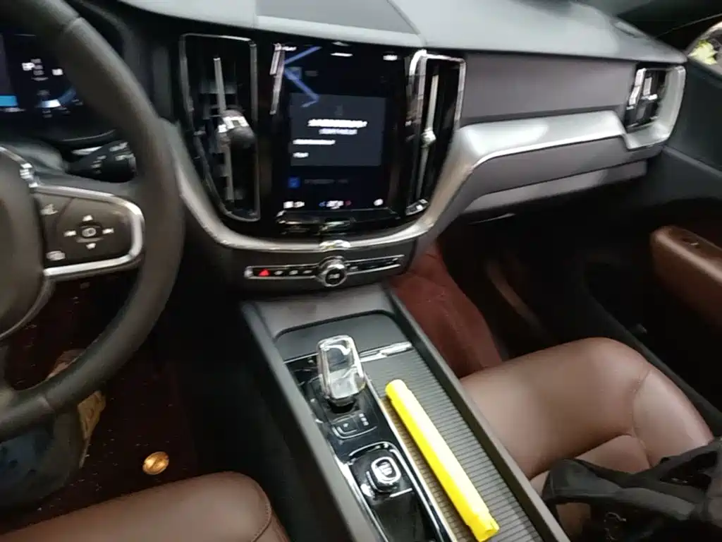 Volvo XC60 2023 — фото 13