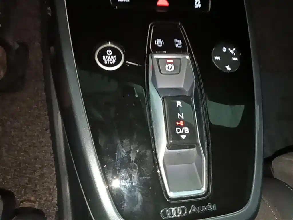 Audi Q4 e-tron 2023 — фото 14