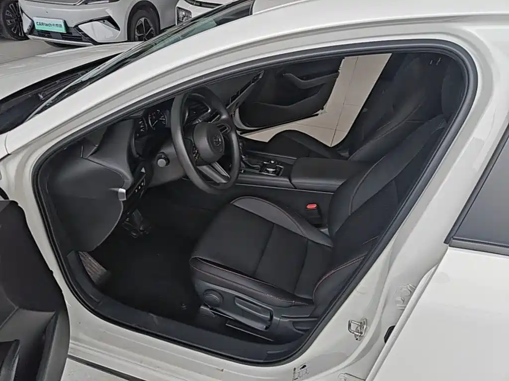 Mazda 3 Axela 2023 — фото 15