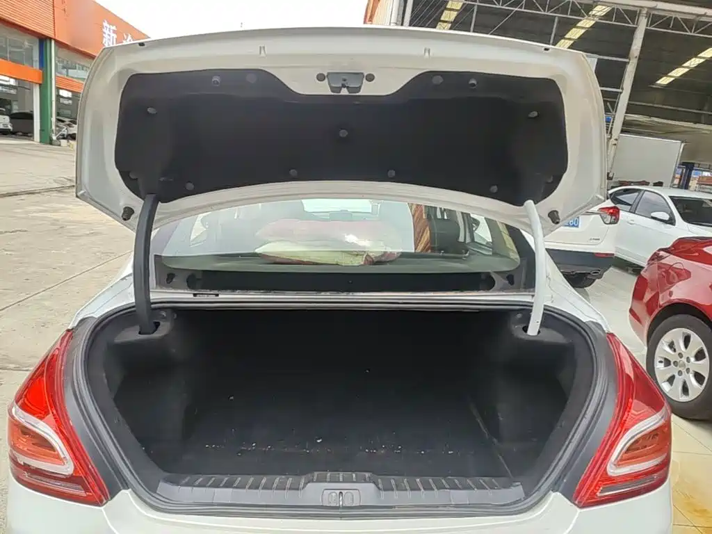Peugeot 308 2015 — фото 19