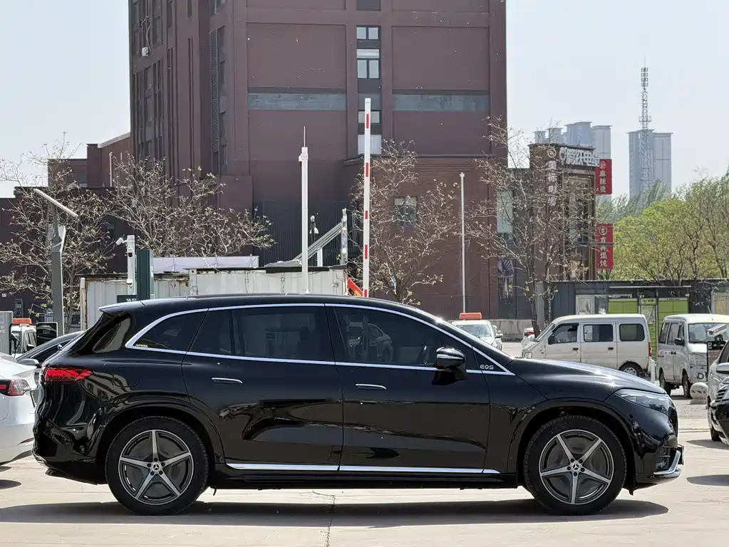Mercedes-Benz EQS SUV 2023 — фото 4