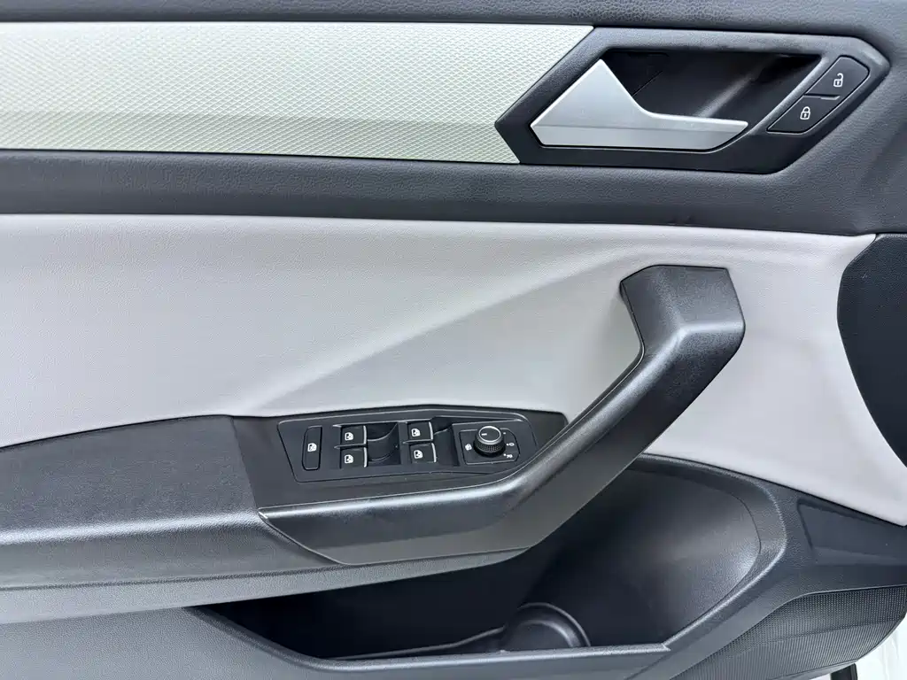 Volkswagen T-Roc 2023 — фото 8