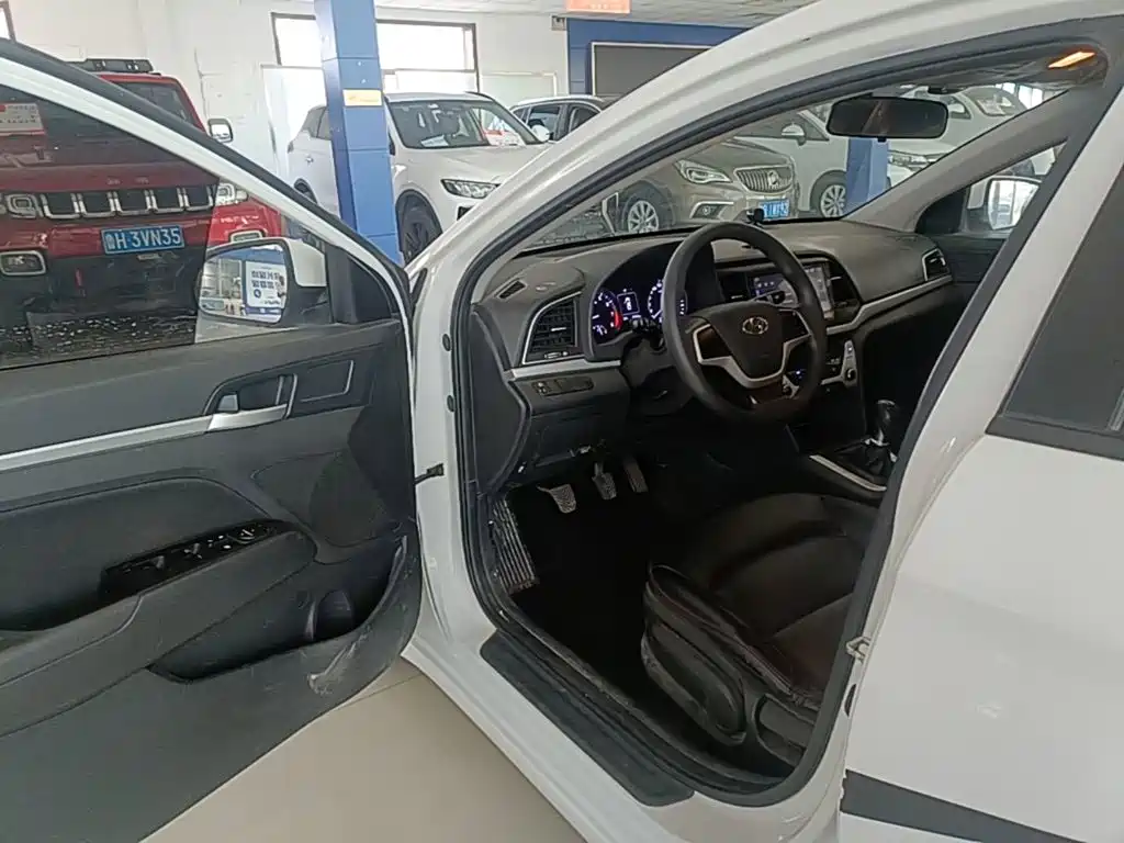 Hyundai Elantra 2018 — фото 16