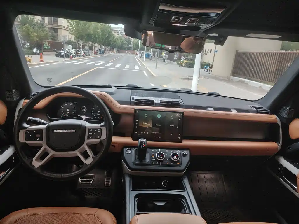 Land Rover Defender 2023 — фото 11