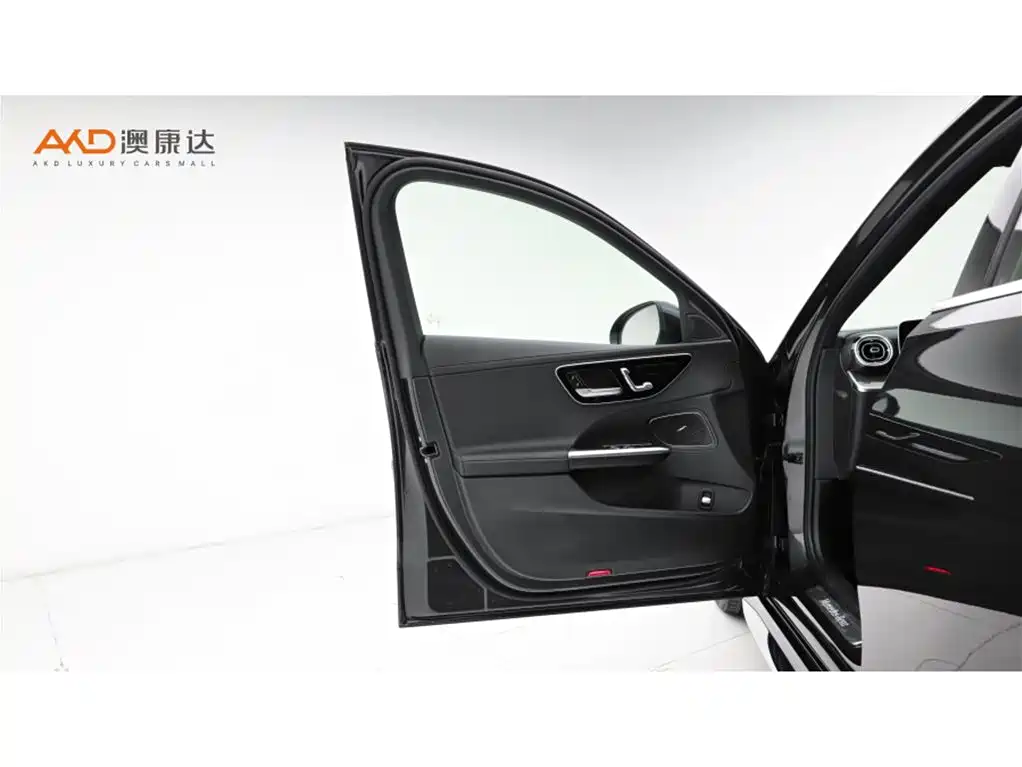 Mercedes-Benz C-Class 2024 — фото 10
