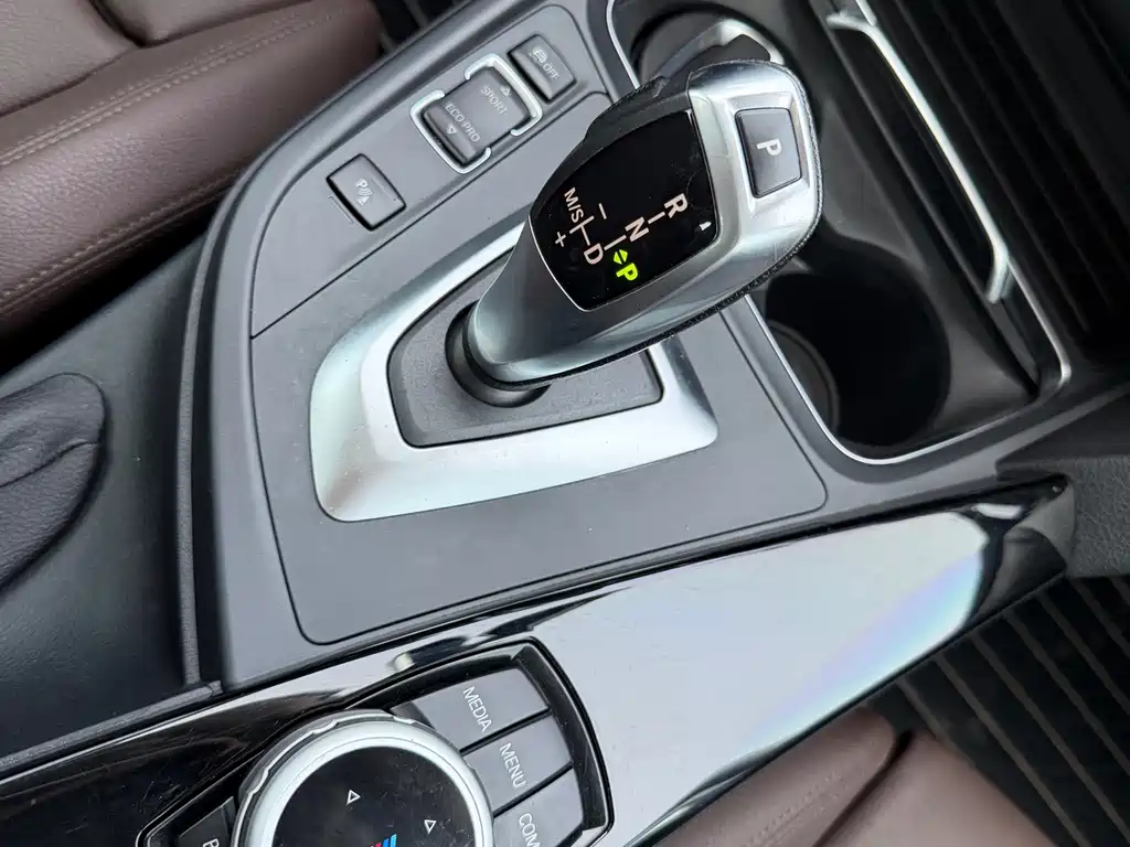 BMW 3 Series 2018 — фото 16