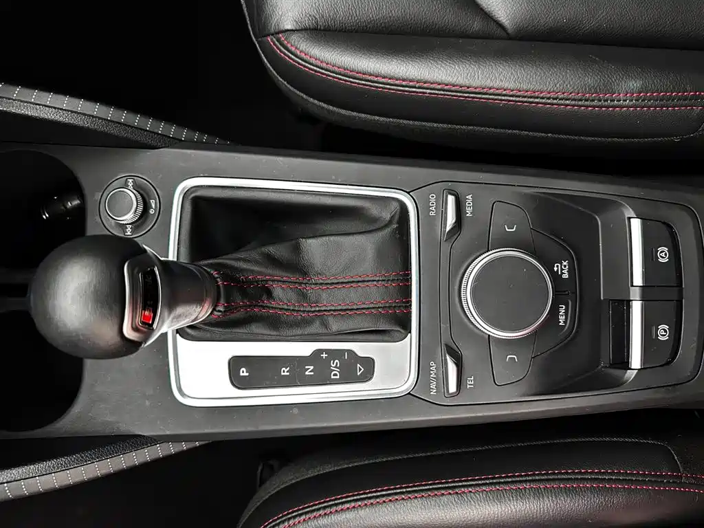 Audi Q2L 2022 — фото 19