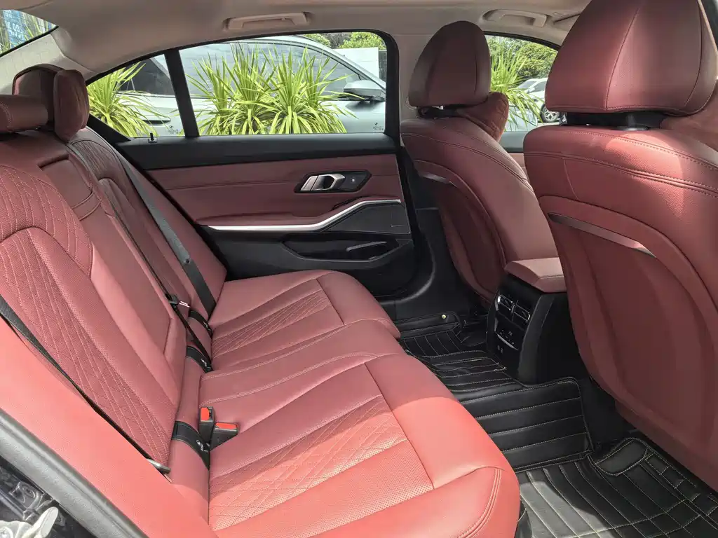 BMW 3 Series 2025 — фото 10