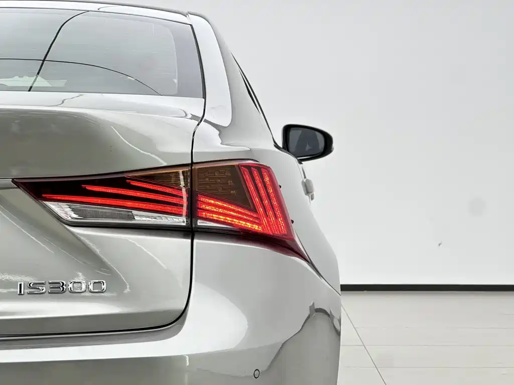 Lexus IS 2020 — фото 10