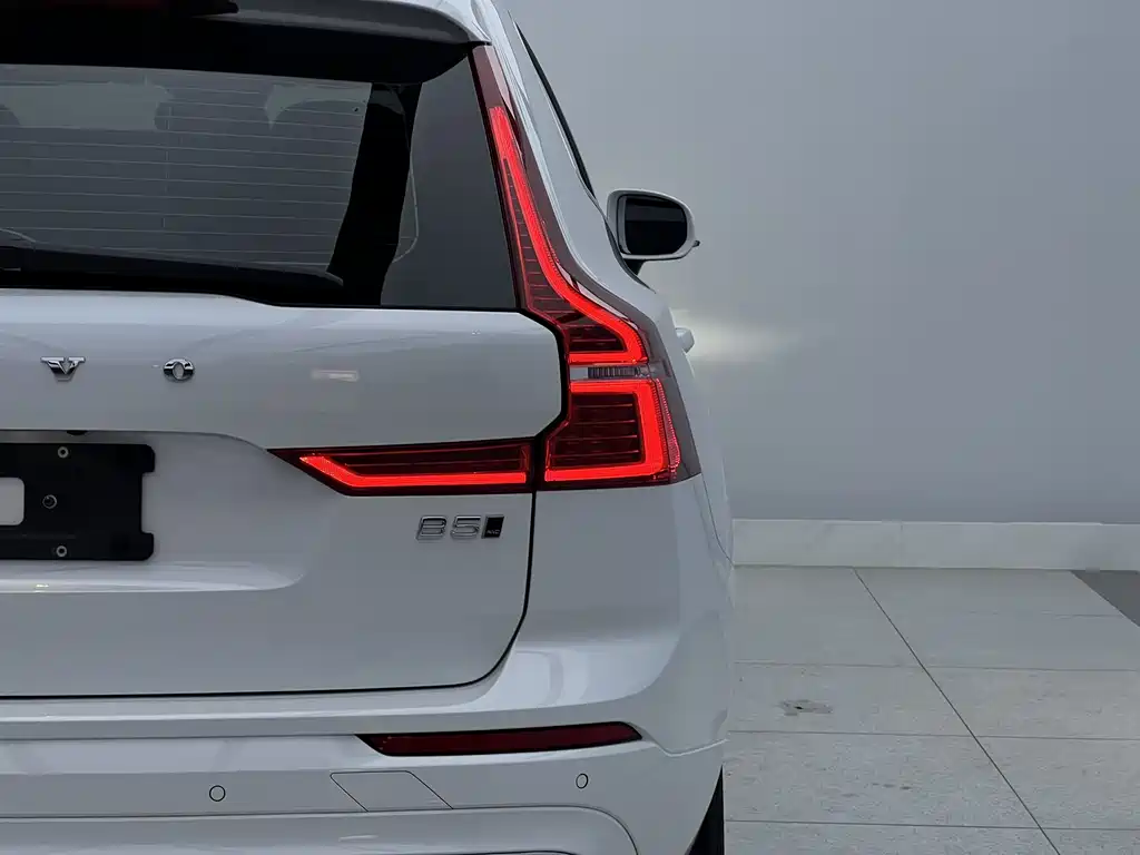 Volvo XC60 2022 — фото 8