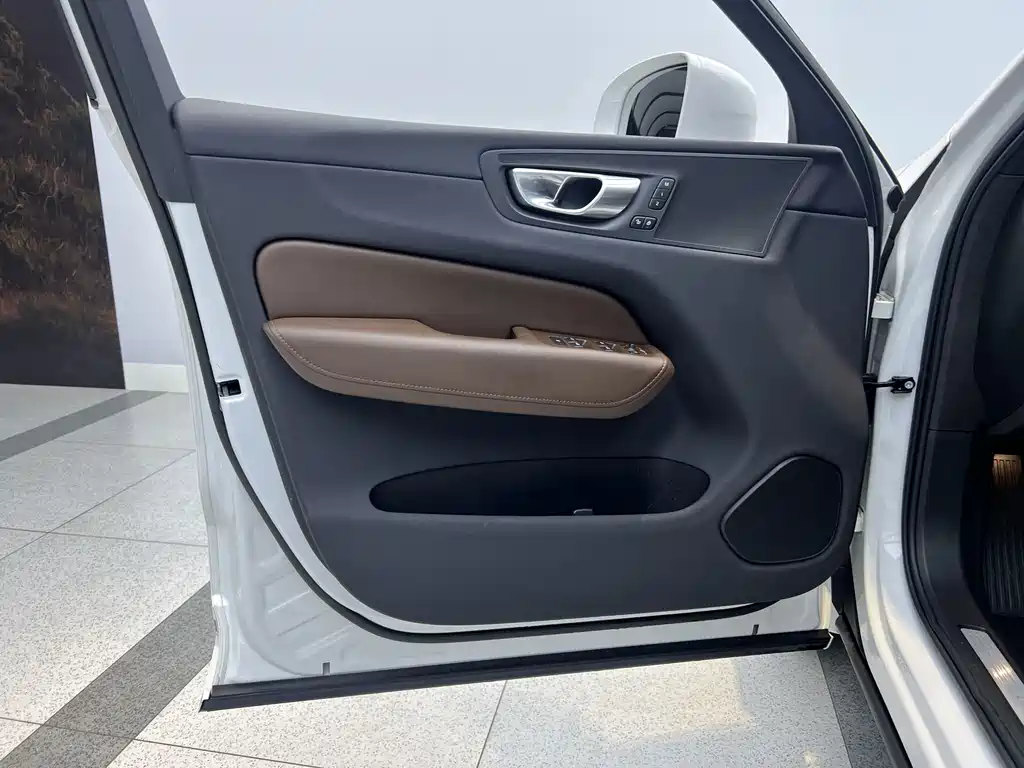 Volvo XC60 2022 — фото 12