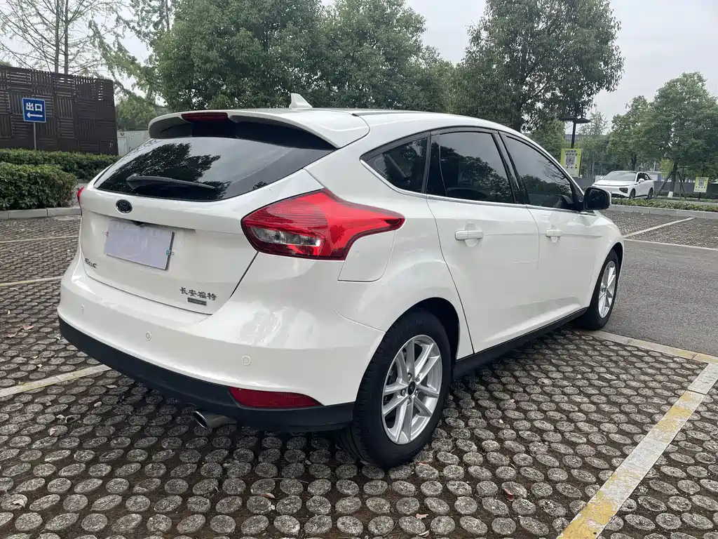 Ford Focus 2018 — фото 11