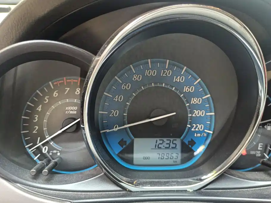 Toyota Yaris L 2014 — фото 14