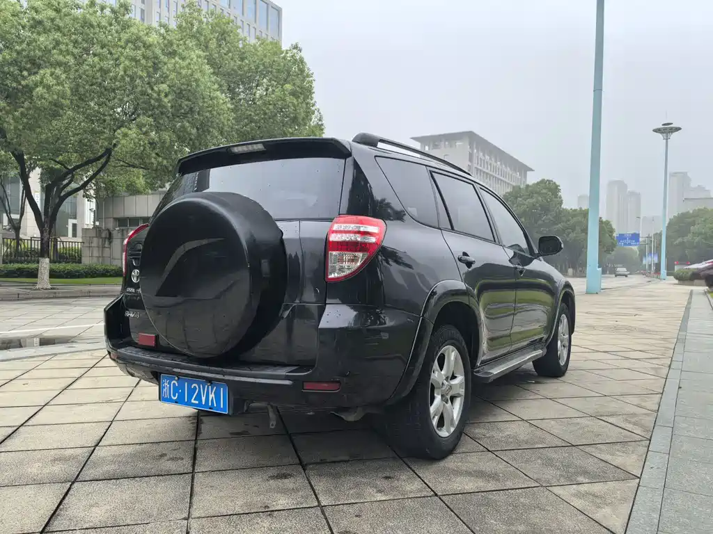 Toyota RAV4 2013 — фото 16
