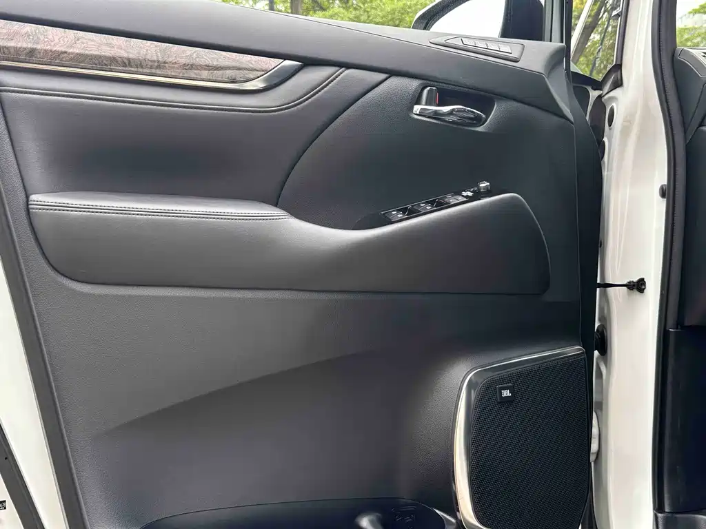 Toyota Alphard 2020 — фото 17
