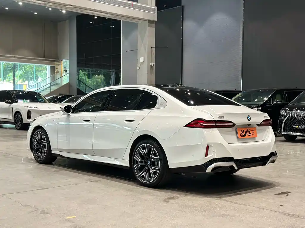 BMW 5 Series 2024 — фото 15