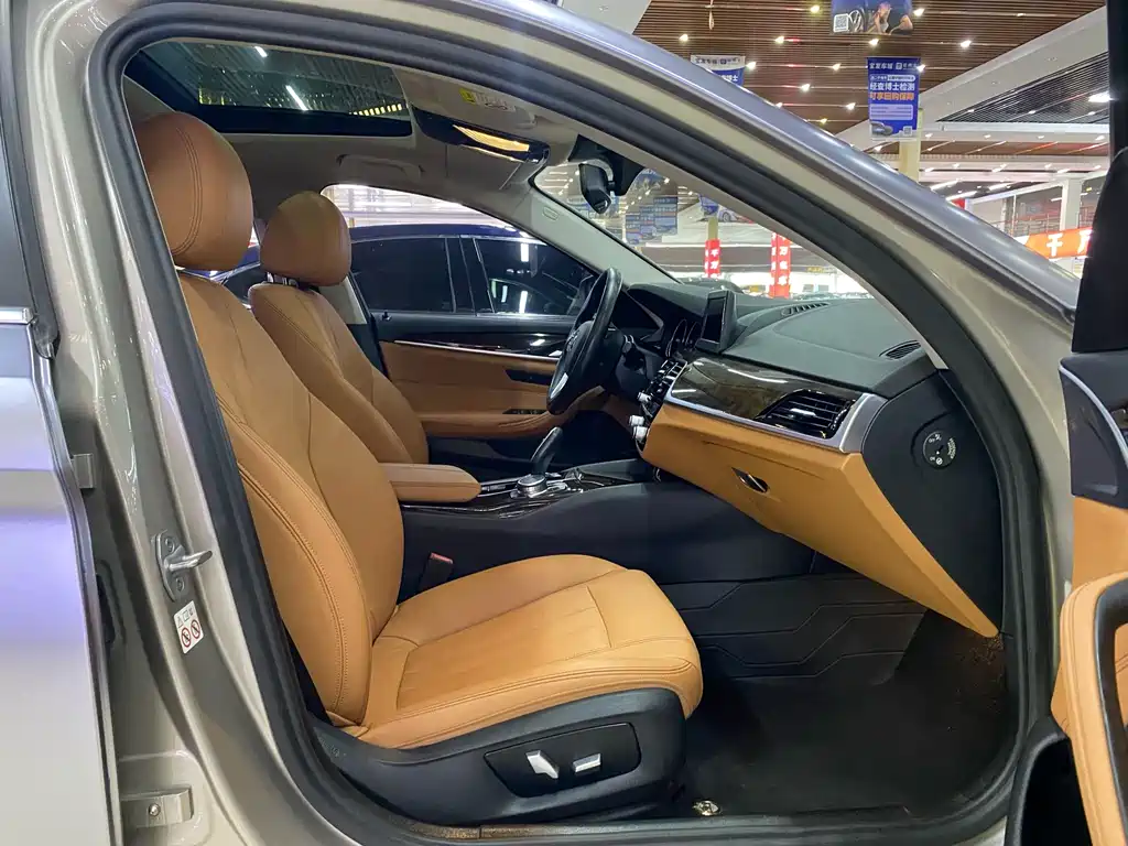 BMW 5 Series 2018 — фото 13