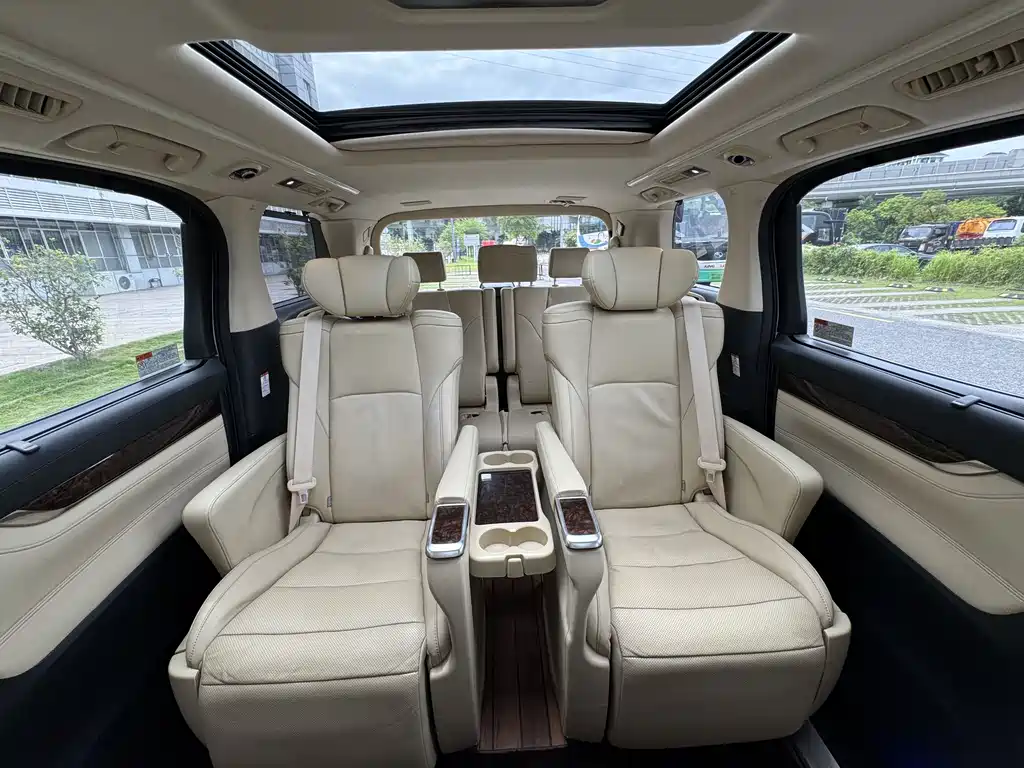 Toyota Alphard 2020 — фото 13