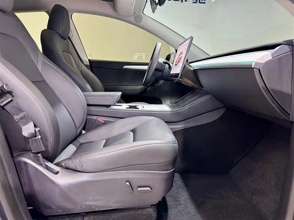 Tesla Model Y 2025 — фото 18