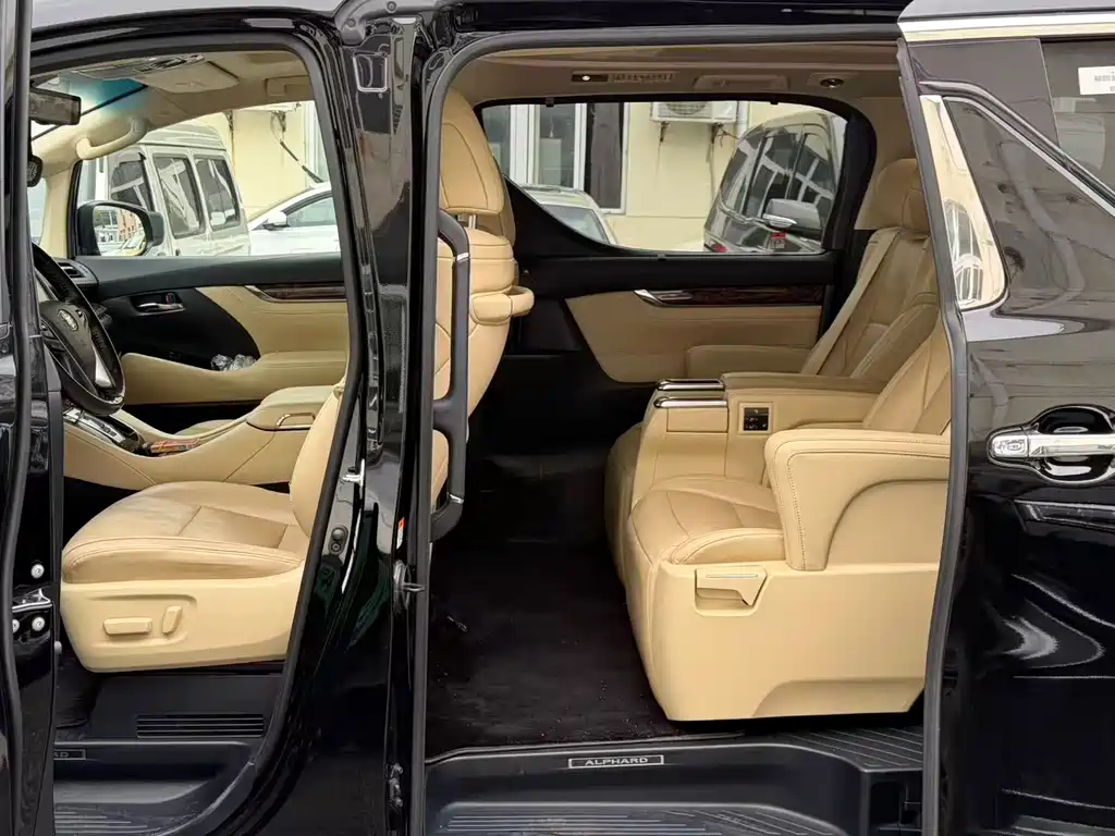 Toyota Alphard 2023 — фото 5