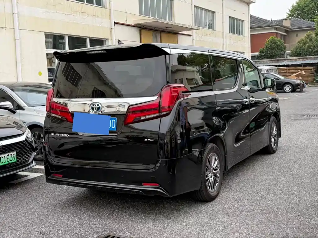 Toyota Alphard 2023 — фото 11