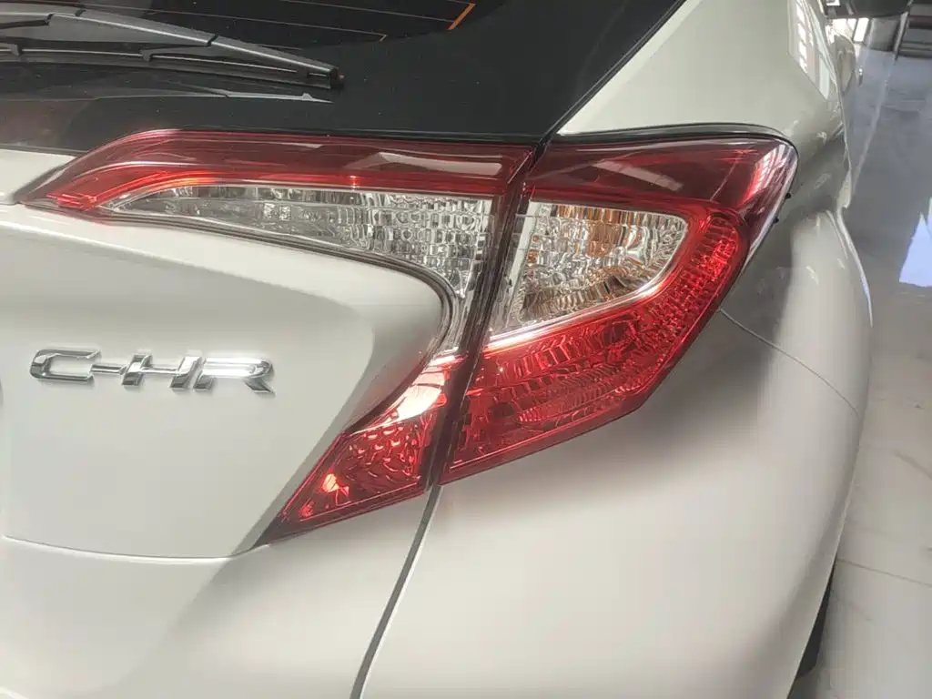 Toyota C-HR 2023 — фото 8