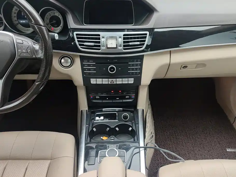 Mercedes-Benz E-Class 2015 — фото 16